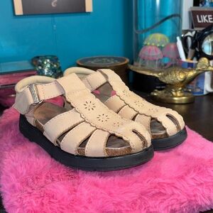 NWOT Thom McAn Leather ADORABLE Kids Sandals size 2.5. Exerflex Technology